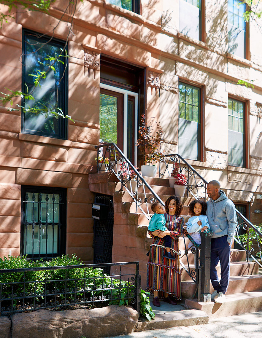 062221_DT_HGTV-Austin_S09_FamiyOnStoop_0527