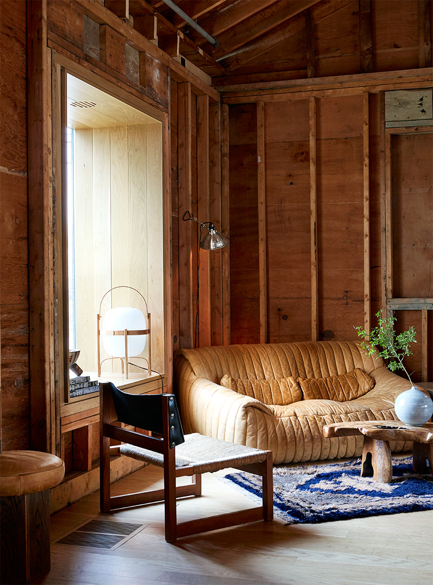 TouristsWelcome193_LodgeSofa